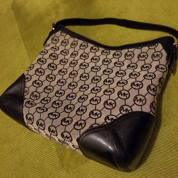 SOLD..MICHAEL KORS Signature Shoulder Purse - Picture 2 of 5